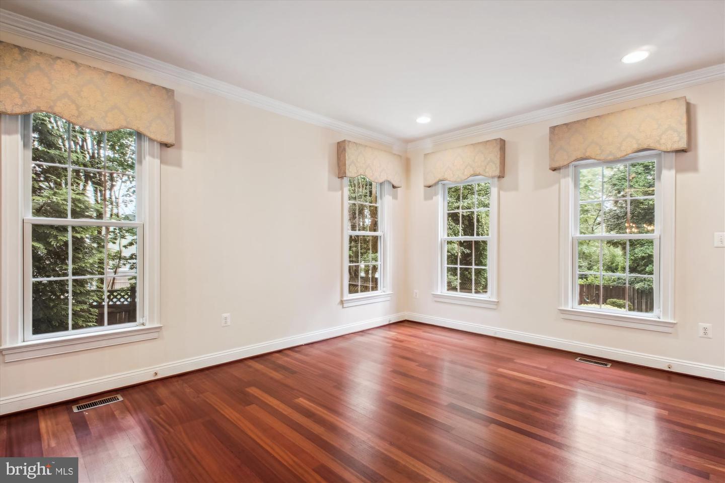 9745 VALE RD NW, VIENNA, Virginia 22181, 6 Bedrooms Bedrooms, ,4 BathroomsBathrooms,Residential,For sale,9745 VALE RD NW,VAFX2246834 MLS # VAFX2246834