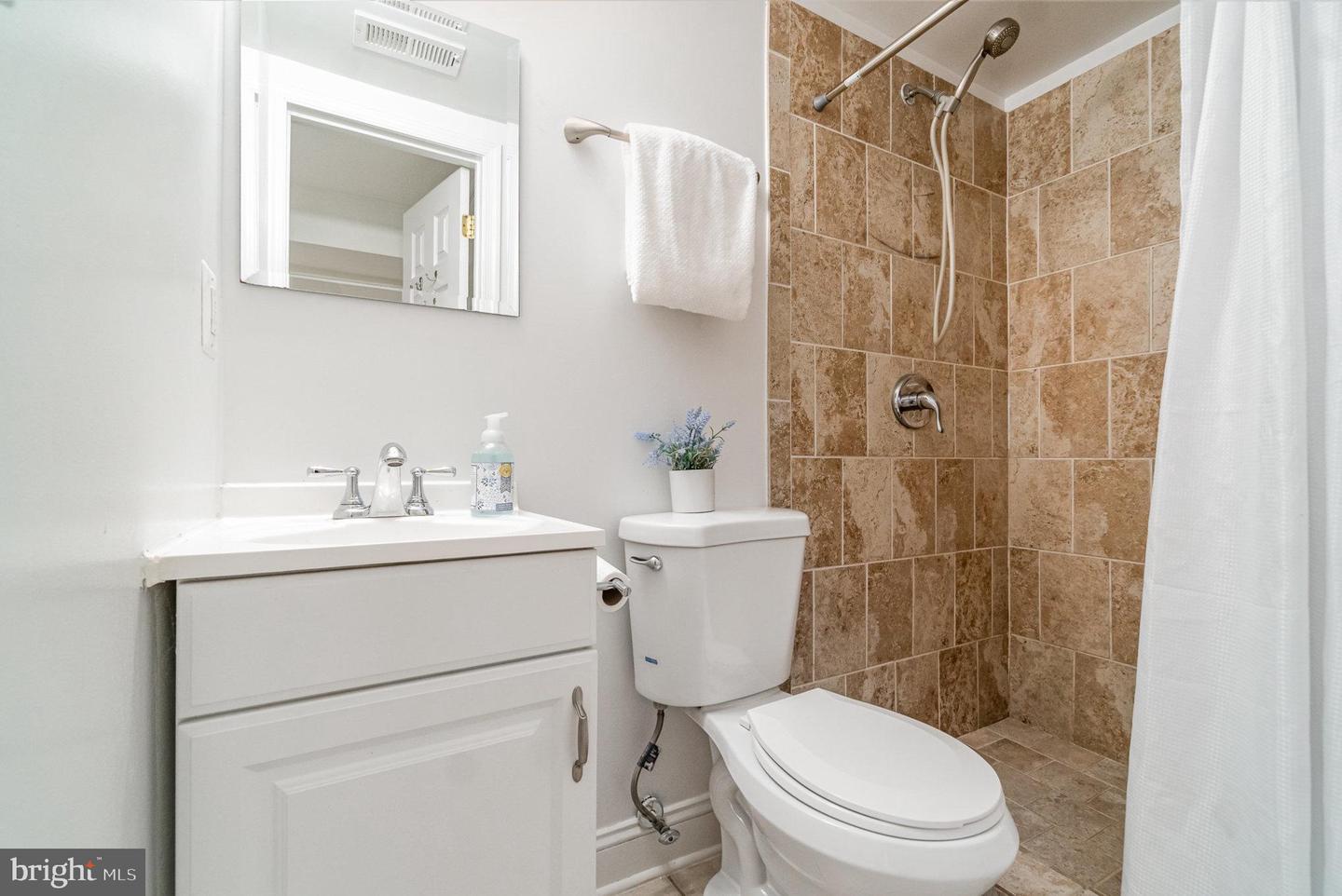1933 LINCOLN RD NE, WASHINGTON, District Of Columbia 20002, 4 Bedrooms Bedrooms, ,3 BathroomsBathrooms,Residential,For sale,1933 LINCOLN RD NE,DCDC2206366 MLS # DCDC2206366