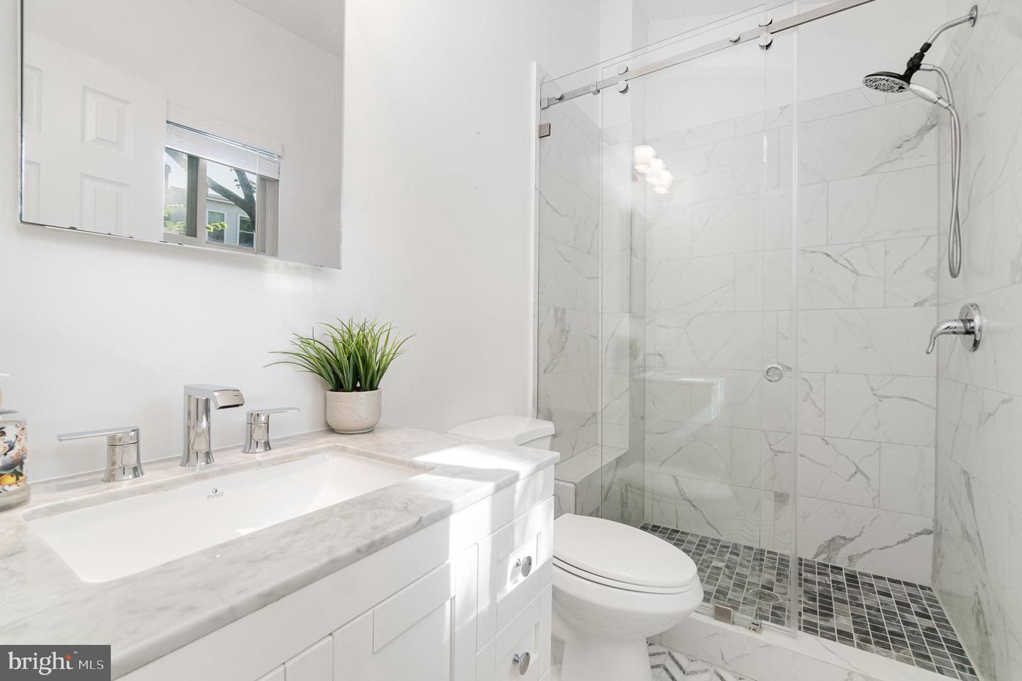 1933 LINCOLN RD NE, WASHINGTON, District Of Columbia 20002, 4 Bedrooms Bedrooms, ,3 BathroomsBathrooms,Residential,For sale,1933 LINCOLN RD NE,DCDC2206366 MLS # DCDC2206366