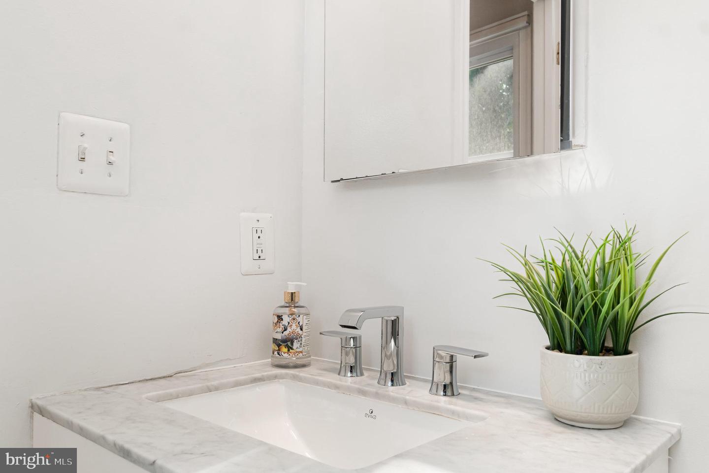 1933 LINCOLN RD NE, WASHINGTON, District Of Columbia 20002, 4 Bedrooms Bedrooms, ,3 BathroomsBathrooms,Residential,For sale,1933 LINCOLN RD NE,DCDC2206366 MLS # DCDC2206366