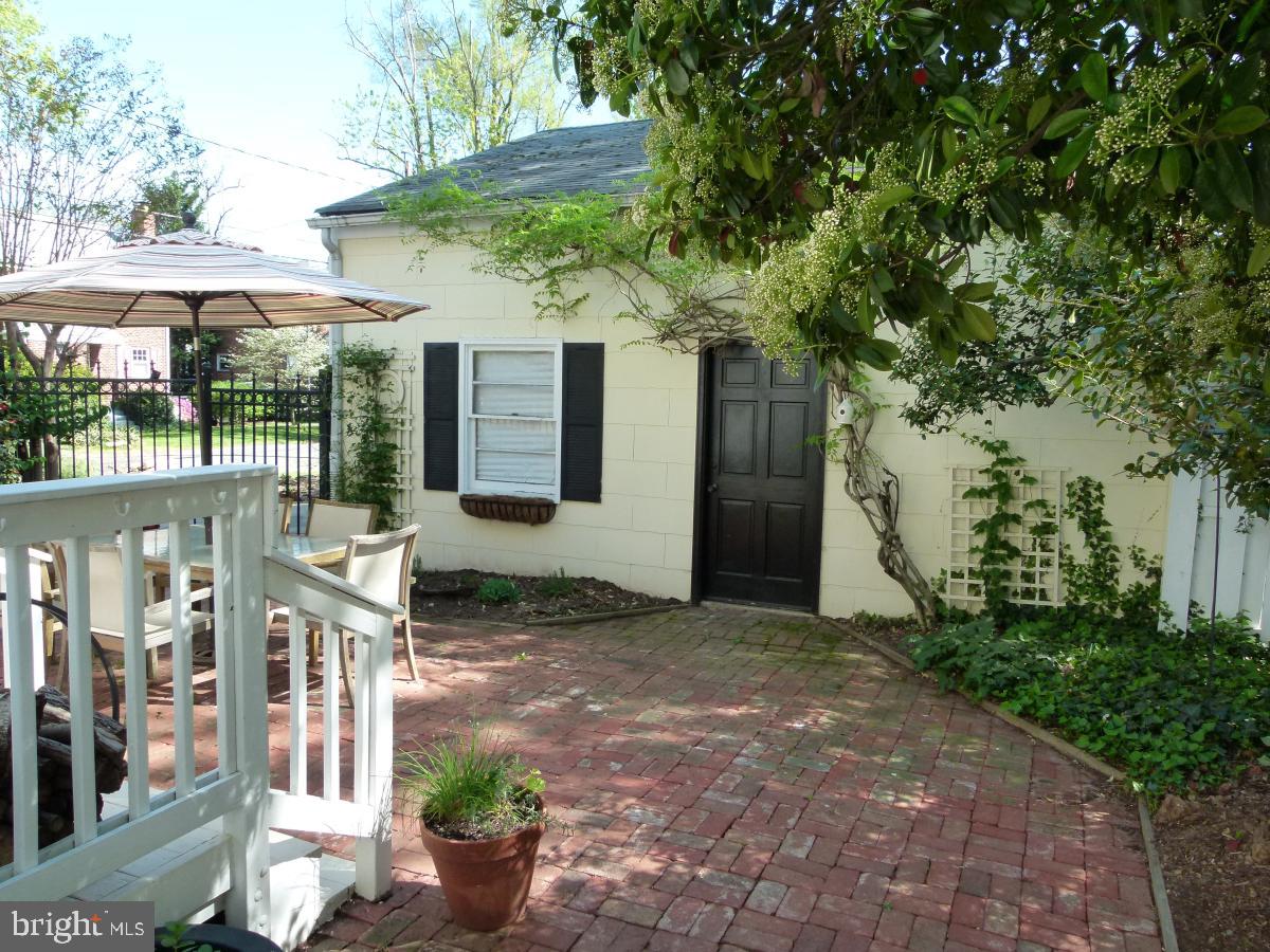 102 S KENSINGTON ST ST, ARLINGTON, Virginia 22204, 4 Bedrooms Bedrooms, ,3 BathroomsBathrooms,Residential,For sale,102 S KENSINGTON ST ST,VAAR2059558 MLS # VAAR2059558