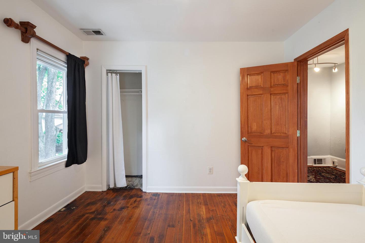 102 S KENSINGTON ST ST, ARLINGTON, Virginia 22204, 4 Bedrooms Bedrooms, ,3 BathroomsBathrooms,Residential,For sale,102 S KENSINGTON ST ST,VAAR2059558 MLS # VAAR2059558