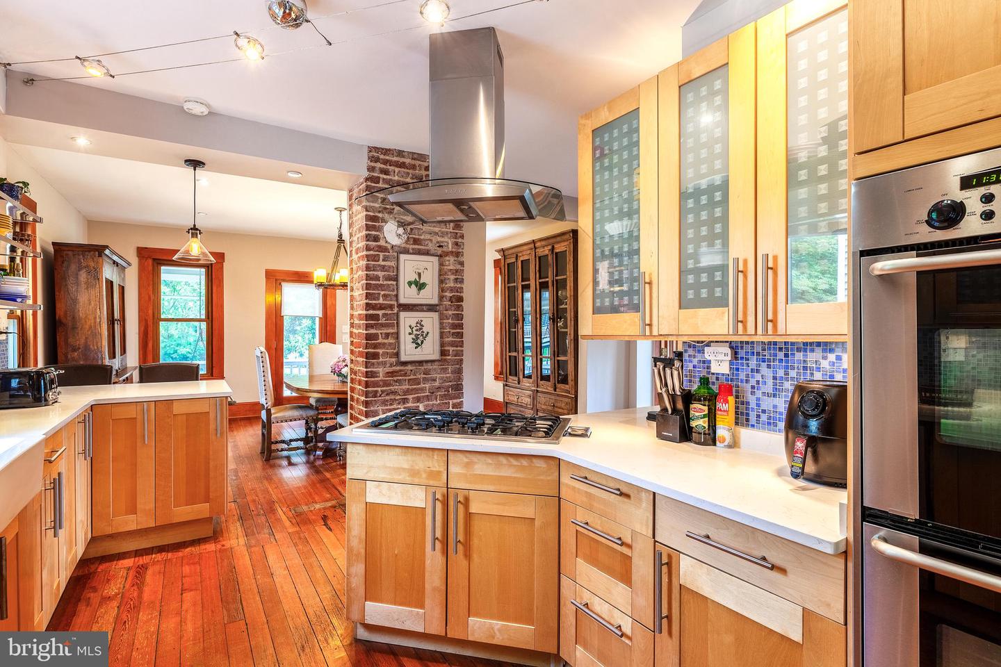 102 S KENSINGTON ST ST, ARLINGTON, Virginia 22204, 4 Bedrooms Bedrooms, ,3 BathroomsBathrooms,Residential,For sale,102 S KENSINGTON ST ST,VAAR2059558 MLS # VAAR2059558