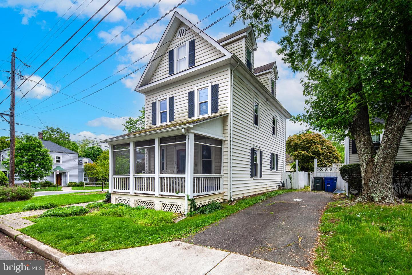 102 S KENSINGTON ST ST, ARLINGTON, Virginia 22204, 4 Bedrooms Bedrooms, ,3 BathroomsBathrooms,Residential,For sale,102 S KENSINGTON ST ST,VAAR2059558 MLS # VAAR2059558