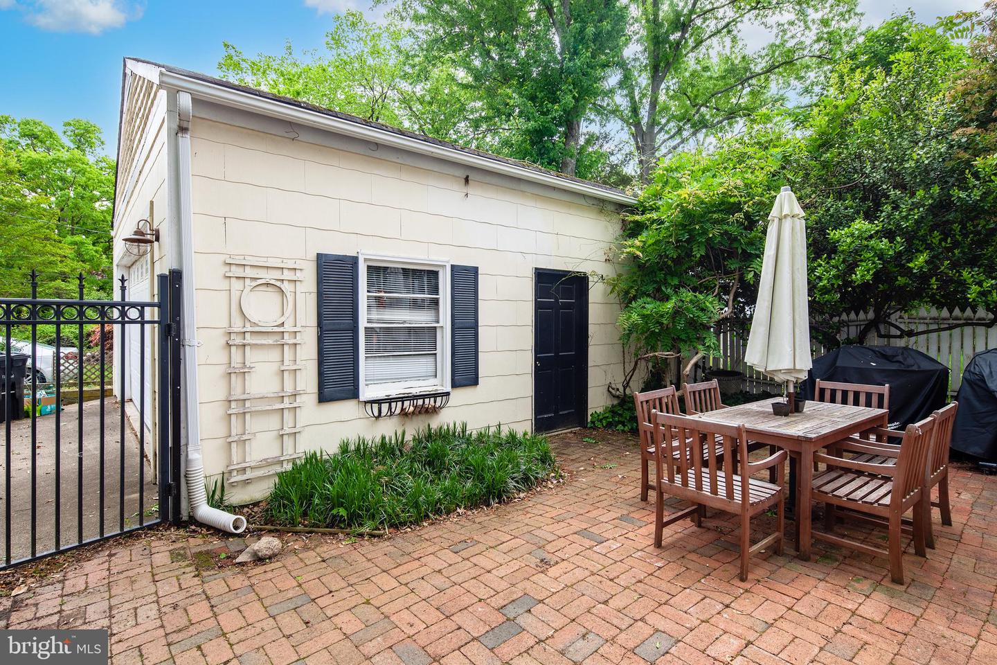 102 S KENSINGTON ST ST, ARLINGTON, Virginia 22204, 4 Bedrooms Bedrooms, ,3 BathroomsBathrooms,Residential,For sale,102 S KENSINGTON ST ST,VAAR2059558 MLS # VAAR2059558