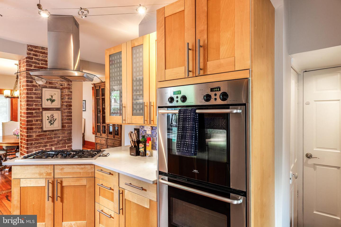 102 S KENSINGTON ST ST, ARLINGTON, Virginia 22204, 4 Bedrooms Bedrooms, ,3 BathroomsBathrooms,Residential,For sale,102 S KENSINGTON ST ST,VAAR2059558 MLS # VAAR2059558