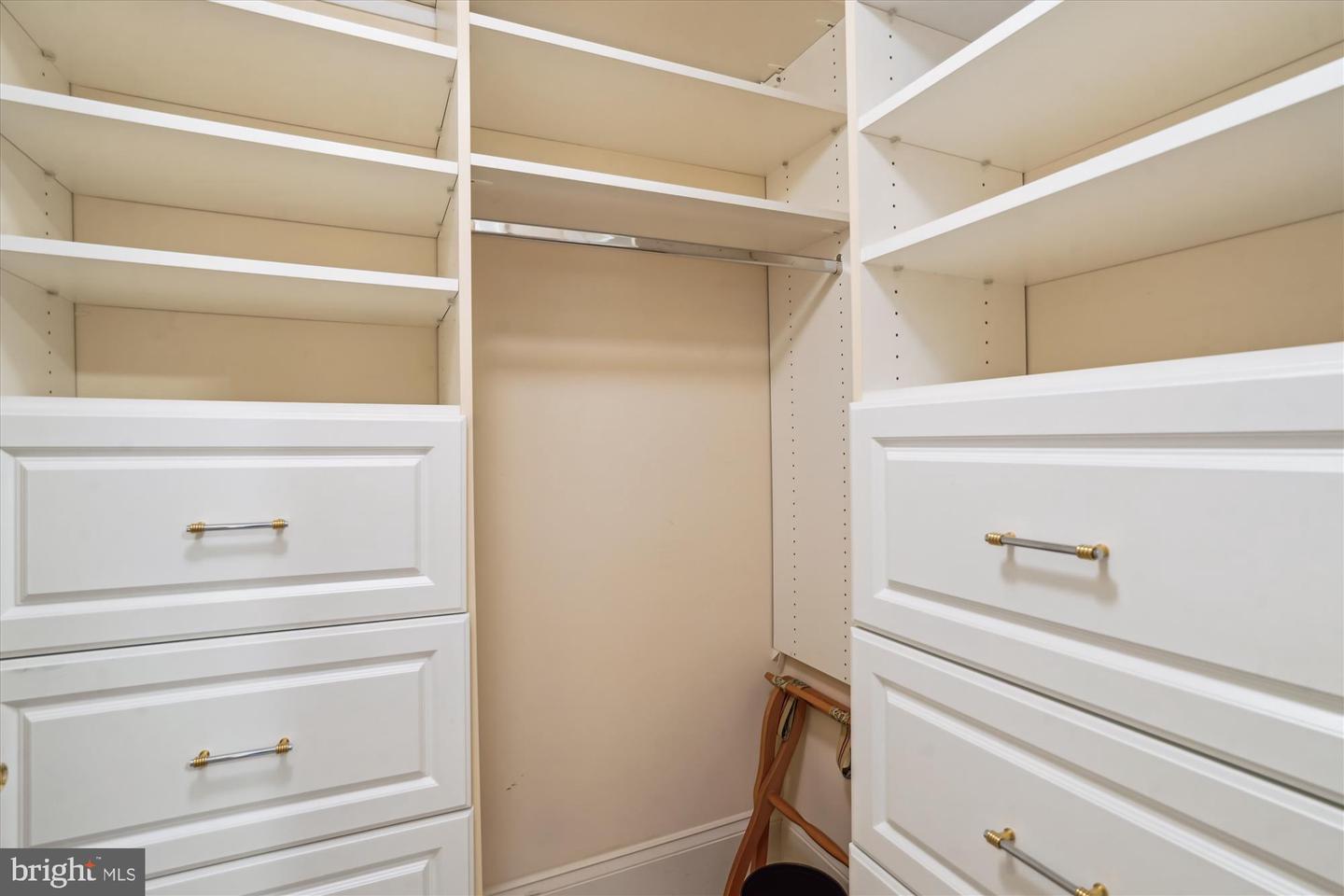 9858 PALACE GREEN WAY, VIENNA, Virginia 22181, 4 Bedrooms Bedrooms, ,4 BathroomsBathrooms,Residential,For sale,9858 PALACE GREEN WAY,VAFX2248128 MLS # VAFX2248128