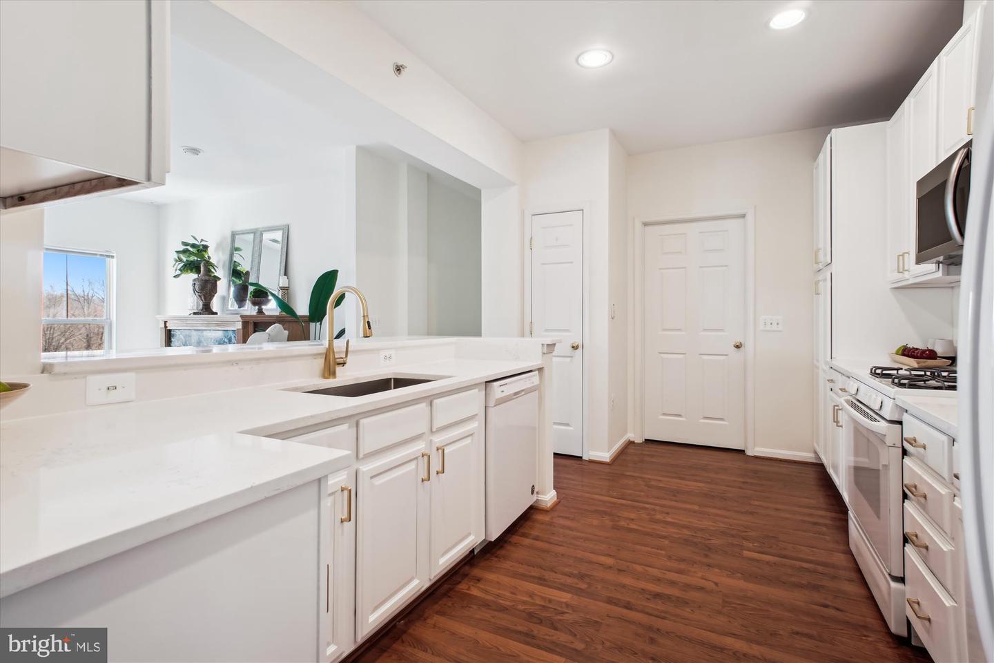 2911 DEER HOLLOW WAY #421 & 422, FAIRFAX, Virginia 22031, 3 Bedrooms Bedrooms, 10 Rooms Rooms,3 BathroomsBathrooms,Residential,For sale,2911 DEER HOLLOW WAY #421 & 422,VAFX2248266 MLS # VAFX2248266