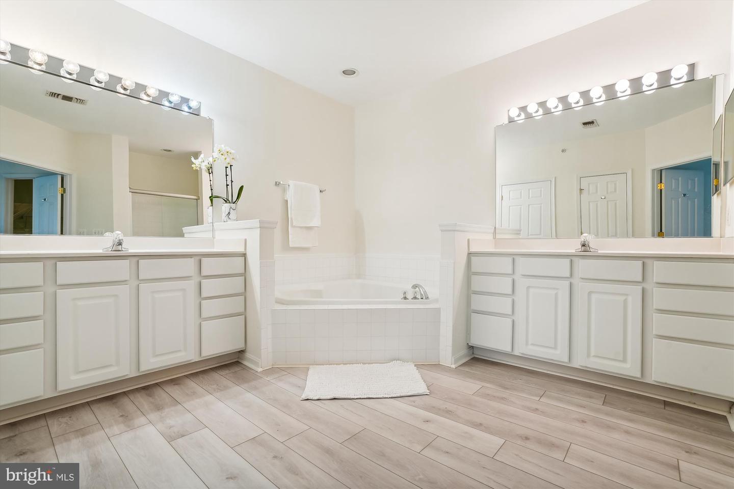 2911 DEER HOLLOW WAY #421 & 422, FAIRFAX, Virginia 22031, 3 Bedrooms Bedrooms, 10 Rooms Rooms,3 BathroomsBathrooms,Residential,For sale,2911 DEER HOLLOW WAY #421 & 422,VAFX2248266 MLS # VAFX2248266