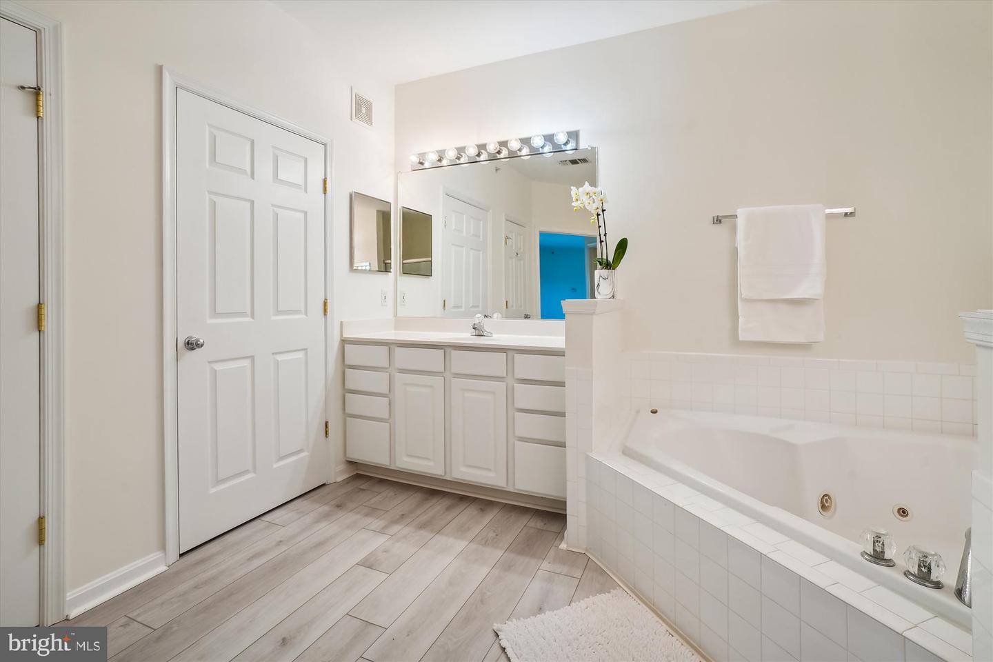 2911 DEER HOLLOW WAY #421 & 422, FAIRFAX, Virginia 22031, 3 Bedrooms Bedrooms, 10 Rooms Rooms,3 BathroomsBathrooms,Residential,For sale,2911 DEER HOLLOW WAY #421 & 422,VAFX2248266 MLS # VAFX2248266