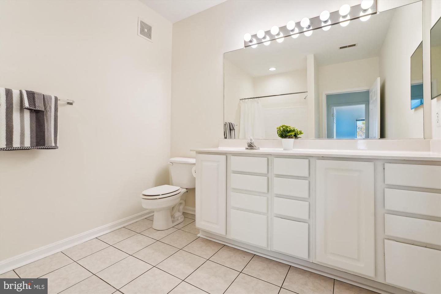 2911 DEER HOLLOW WAY #421 & 422, FAIRFAX, Virginia 22031, 3 Bedrooms Bedrooms, 10 Rooms Rooms,3 BathroomsBathrooms,Residential,For sale,2911 DEER HOLLOW WAY #421 & 422,VAFX2248266 MLS # VAFX2248266