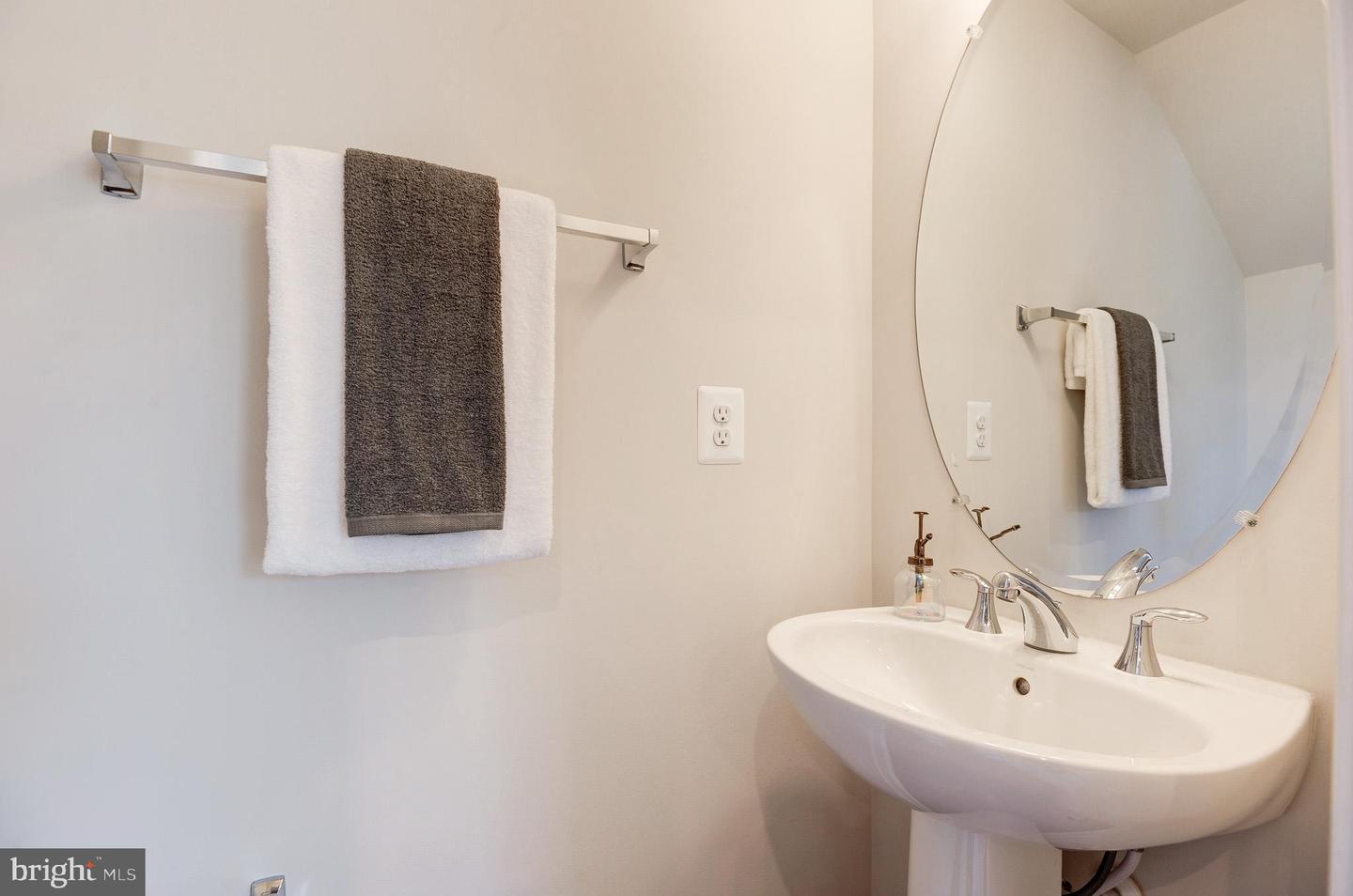 43792 MIDDLEWAY TER, ASHBURN, Virginia 20147, 3 Bedrooms Bedrooms, ,2 BathroomsBathrooms,Residential,For sale,43792 MIDDLEWAY TER,VALO2099996 MLS # VALO2099996