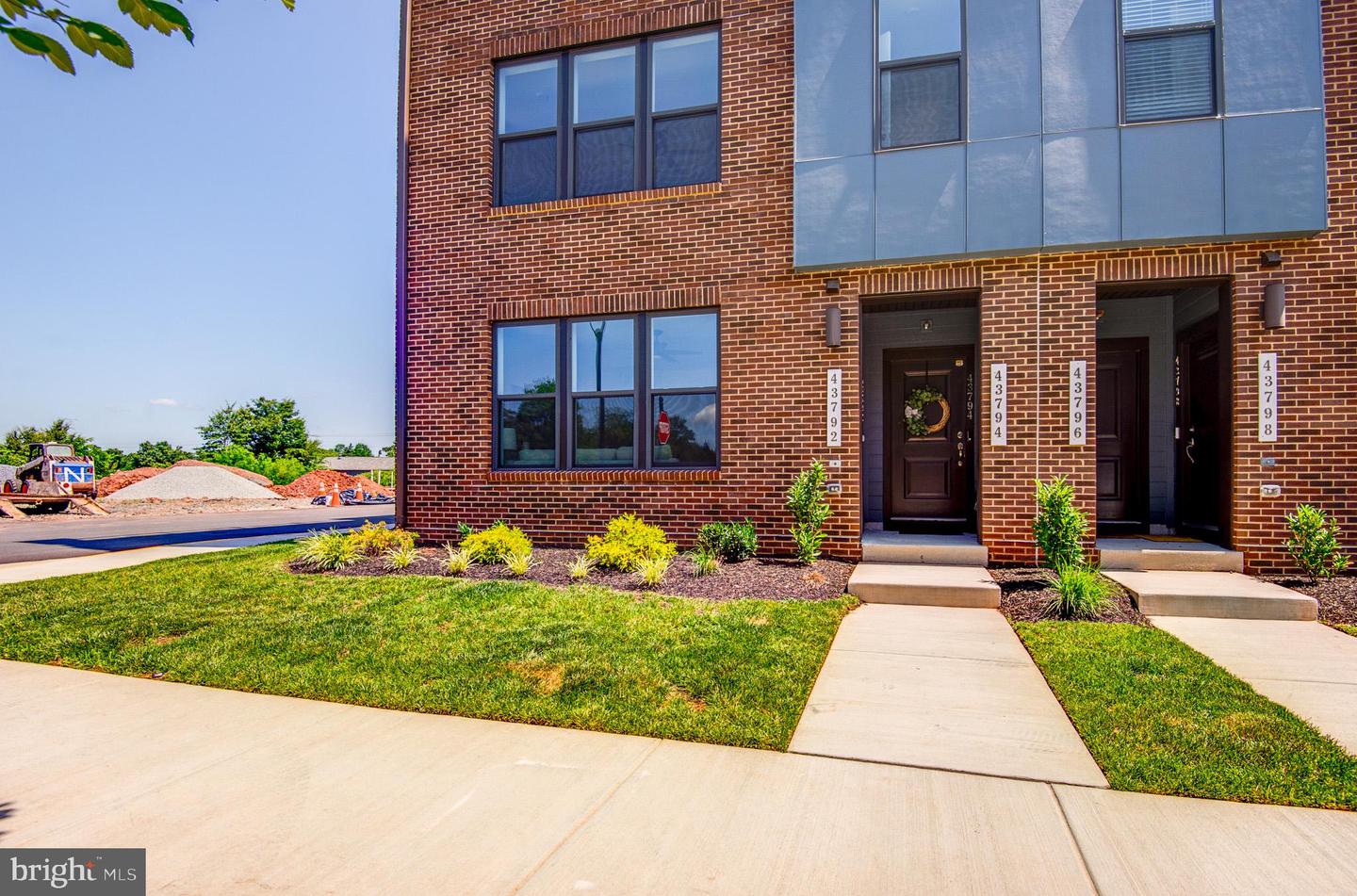 43792 MIDDLEWAY TER, ASHBURN, Virginia 20147, 3 Bedrooms Bedrooms, ,2 BathroomsBathrooms,Residential,For sale,43792 MIDDLEWAY TER,VALO2099996 MLS # VALO2099996