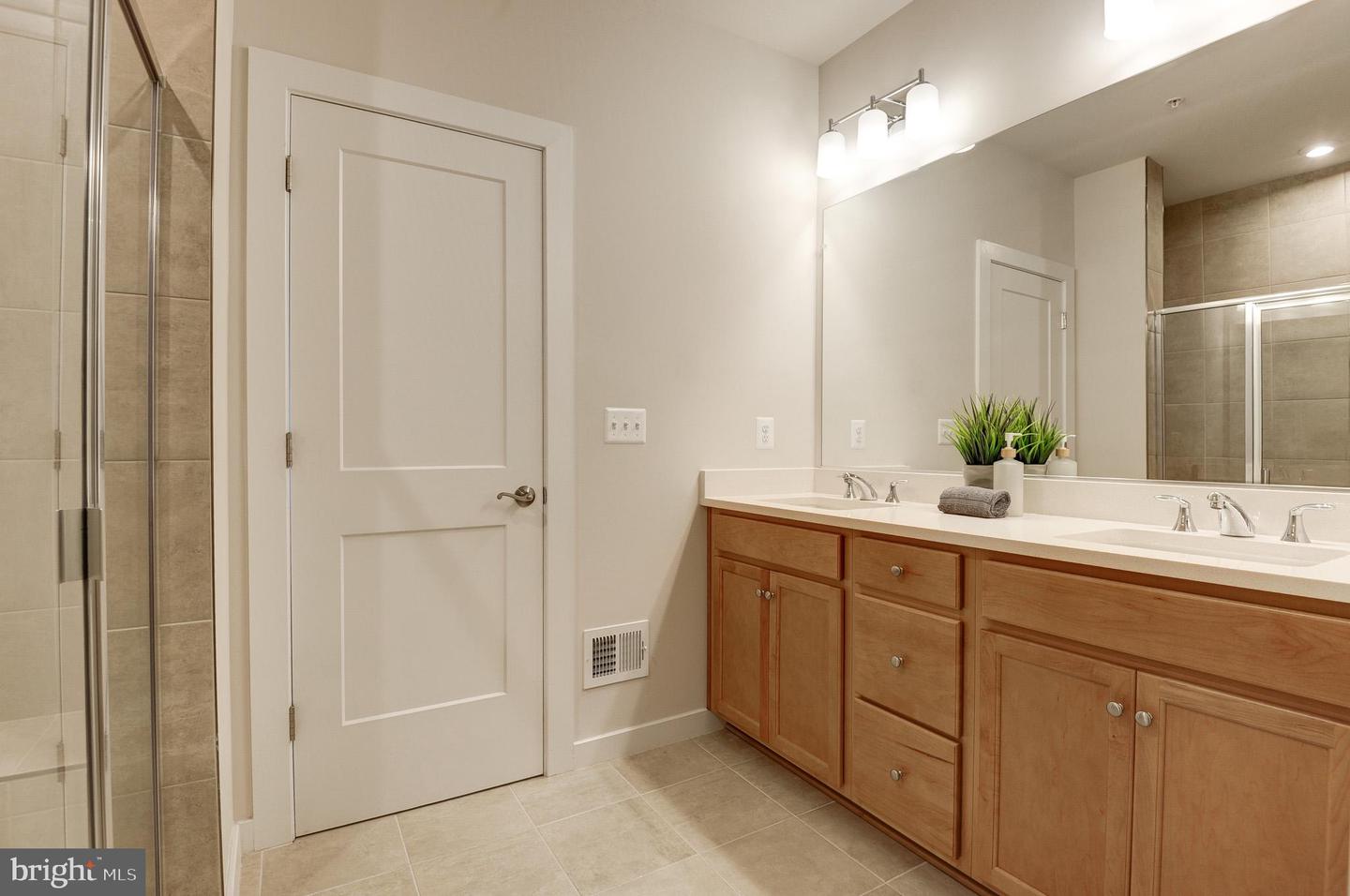 43792 MIDDLEWAY TER, ASHBURN, Virginia 20147, 3 Bedrooms Bedrooms, ,2 BathroomsBathrooms,Residential,For sale,43792 MIDDLEWAY TER,VALO2099996 MLS # VALO2099996