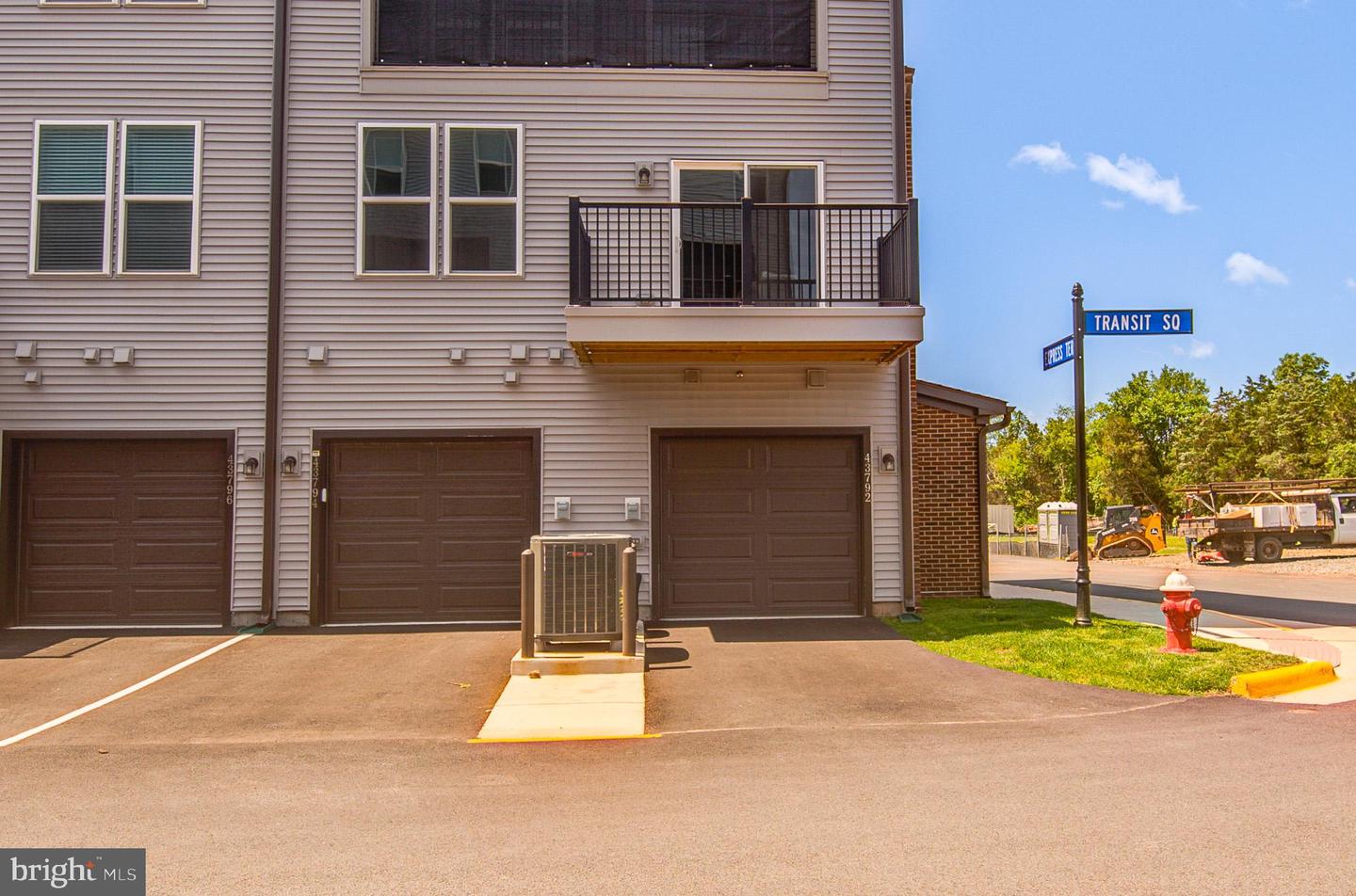 43792 MIDDLEWAY TER, ASHBURN, Virginia 20147, 3 Bedrooms Bedrooms, ,2 BathroomsBathrooms,Residential,For sale,43792 MIDDLEWAY TER,VALO2099996 MLS # VALO2099996
