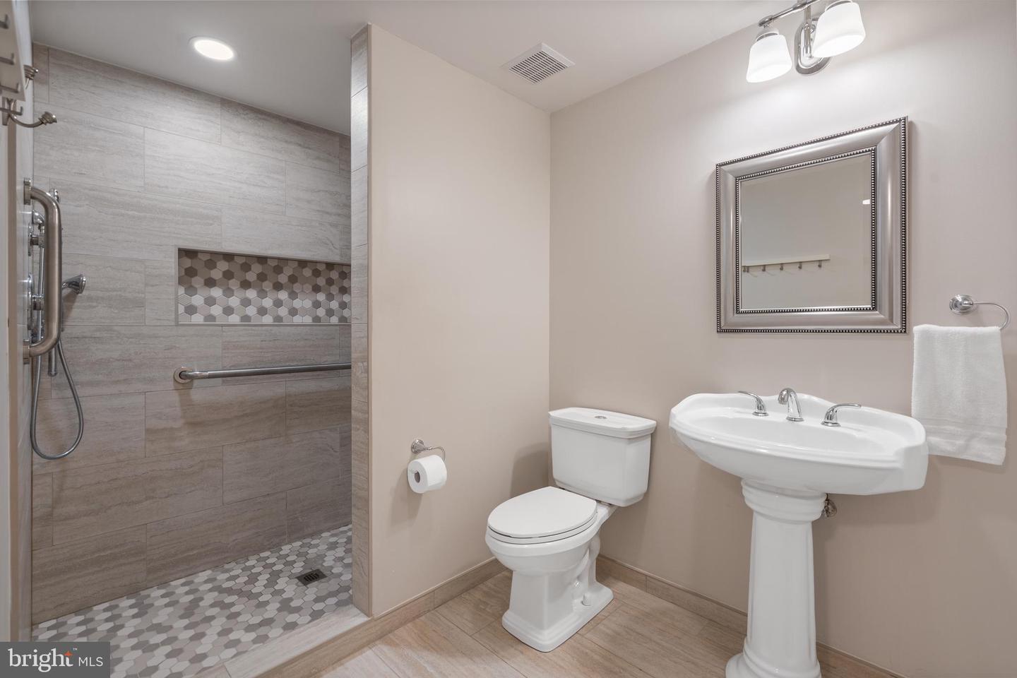 5617 JAMES GUNNELL LN, ALEXANDRIA, Virginia 22310, 5 Bedrooms Bedrooms, ,4 BathroomsBathrooms,Residential,For sale,5617 JAMES GUNNELL LN,VAFX2250006 MLS # VAFX2250006