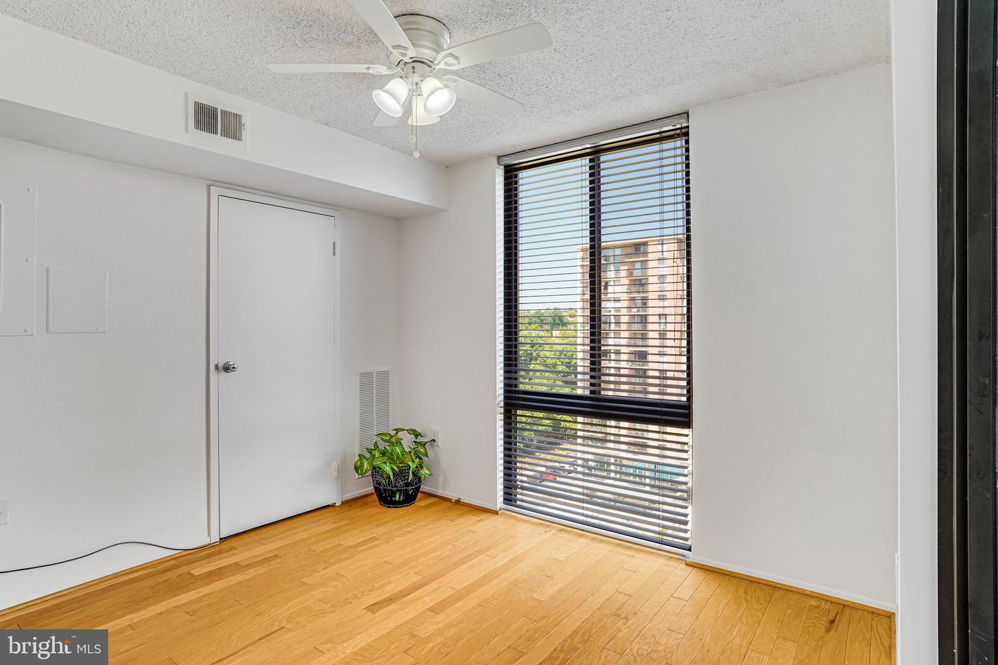 4500 S FOUR MILE RUN DR, ARLINGTON, Virginia 22204, 2 Bedrooms Bedrooms, ,2 BathroomsBathrooms,Residential,For sale,4500 S FOUR MILE RUN DR,VAAR2059662 MLS # VAAR2059662