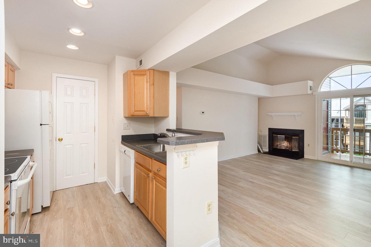 6905-L VICTORIA DR #6905-L, ALEXANDRIA, Virginia 22310, 2 Bedrooms Bedrooms, ,2 BathroomsBathrooms,Residential,For sale,6905-L VICTORIA DR #6905-L,VAFX2249916 MLS # VAFX2249916
