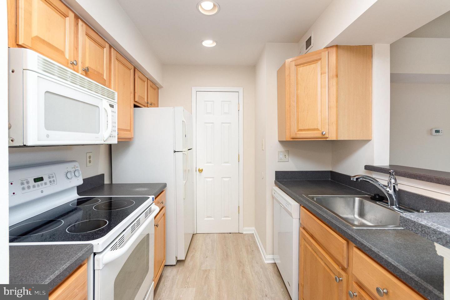 6905-L VICTORIA DR #6905-L, ALEXANDRIA, Virginia 22310, 2 Bedrooms Bedrooms, ,2 BathroomsBathrooms,Residential,For sale,6905-L VICTORIA DR #6905-L,VAFX2249916 MLS # VAFX2249916