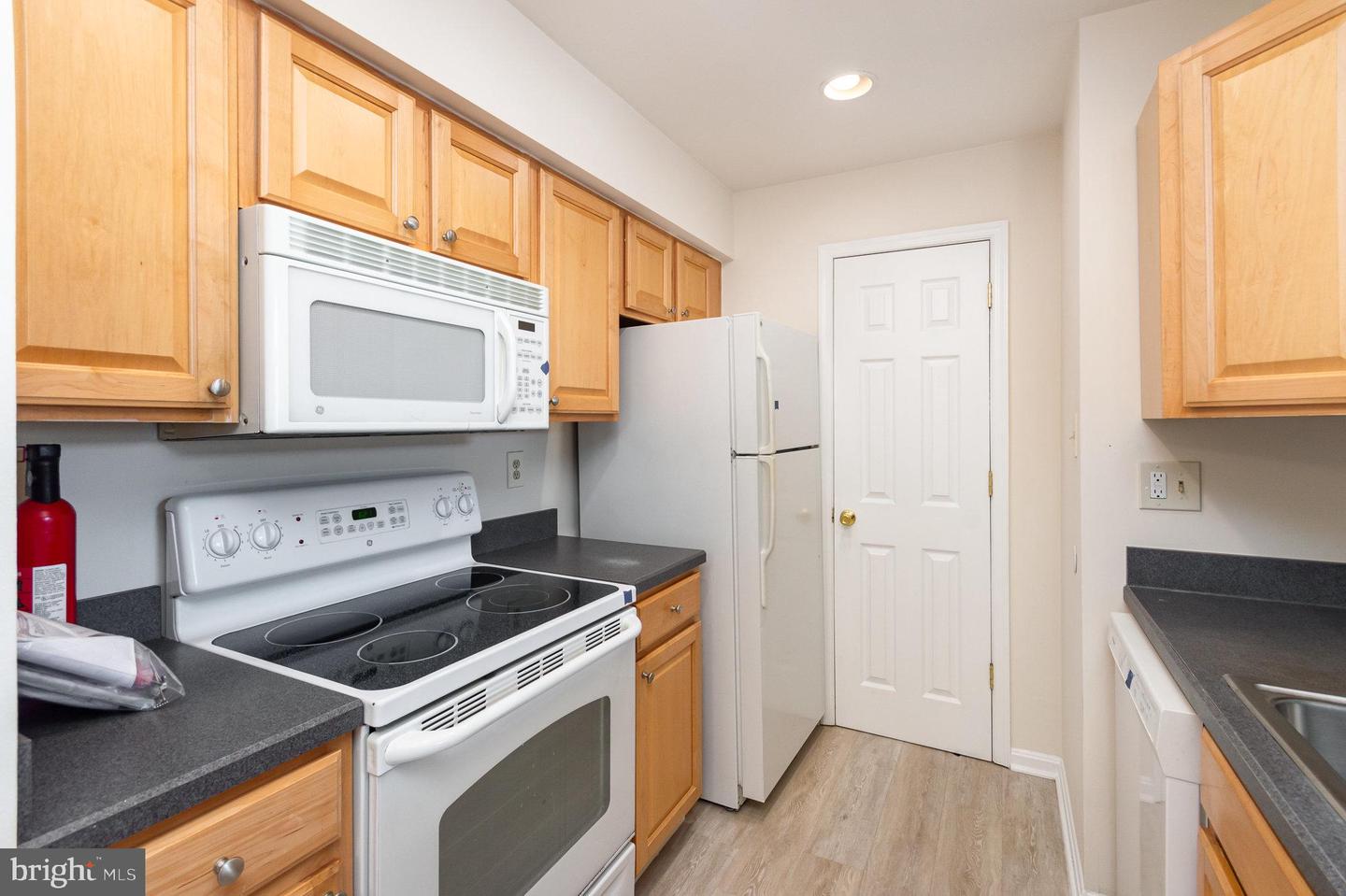 6905-L VICTORIA DR #6905-L, ALEXANDRIA, Virginia 22310, 2 Bedrooms Bedrooms, ,2 BathroomsBathrooms,Residential,For sale,6905-L VICTORIA DR #6905-L,VAFX2249916 MLS # VAFX2249916
