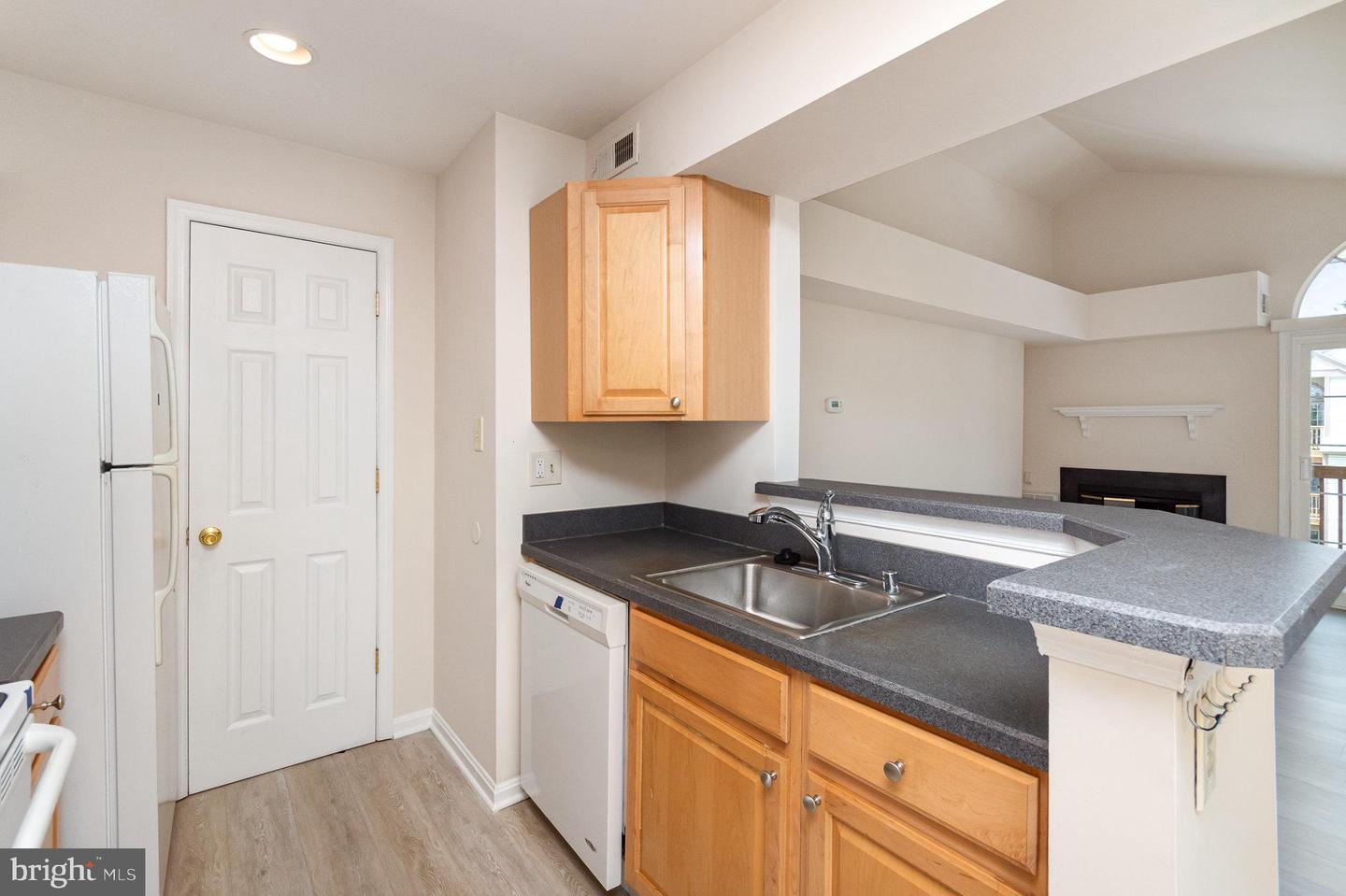 6905-L VICTORIA DR #6905-L, ALEXANDRIA, Virginia 22310, 2 Bedrooms Bedrooms, ,2 BathroomsBathrooms,Residential,For sale,6905-L VICTORIA DR #6905-L,VAFX2249916 MLS # VAFX2249916