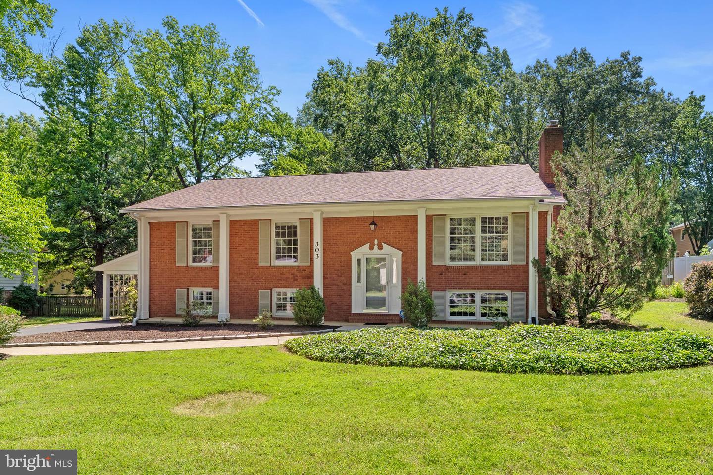 303 CAMDEN DR, FREDERICKSBURG, Virginia 22405, 5 Bedrooms Bedrooms, ,3 BathroomsBathrooms,Residential,For sale,303 CAMDEN DR,VAST2040116 MLS # VAST2040116