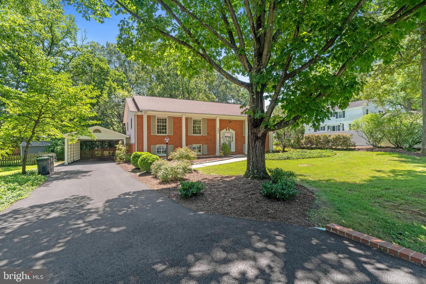 303 CAMDEN DR, FREDERICKSBURG, Virginia 22405, 5 Bedrooms Bedrooms, ,3 BathroomsBathrooms,Residential,For sale,303 CAMDEN DR,VAST2040116 MLS # VAST2040116