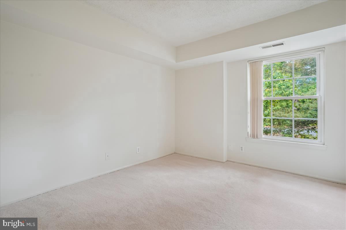 7621 TREMAYNE PL #303, MCLEAN, Virginia 22102, 2 Bedrooms Bedrooms, ,2 BathroomsBathrooms,Residential,For sale,7621 TREMAYNE PL #303,VAFX2240916 MLS # VAFX2240916