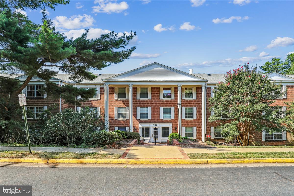 7621 TREMAYNE PL #303, MCLEAN, Virginia 22102, 2 Bedrooms Bedrooms, ,2 BathroomsBathrooms,Residential,For sale,7621 TREMAYNE PL #303,VAFX2240916 MLS # VAFX2240916
