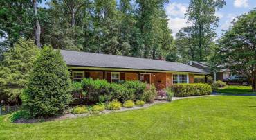 8210 BRIAR CREEK DR, ANNANDALE, Virginia 22003, 5 Bedrooms Bedrooms, ,3 BathroomsBathrooms,Residential,For sale,8210 BRIAR CREEK DR,VAFX2240974 MLS # VAFX2240974