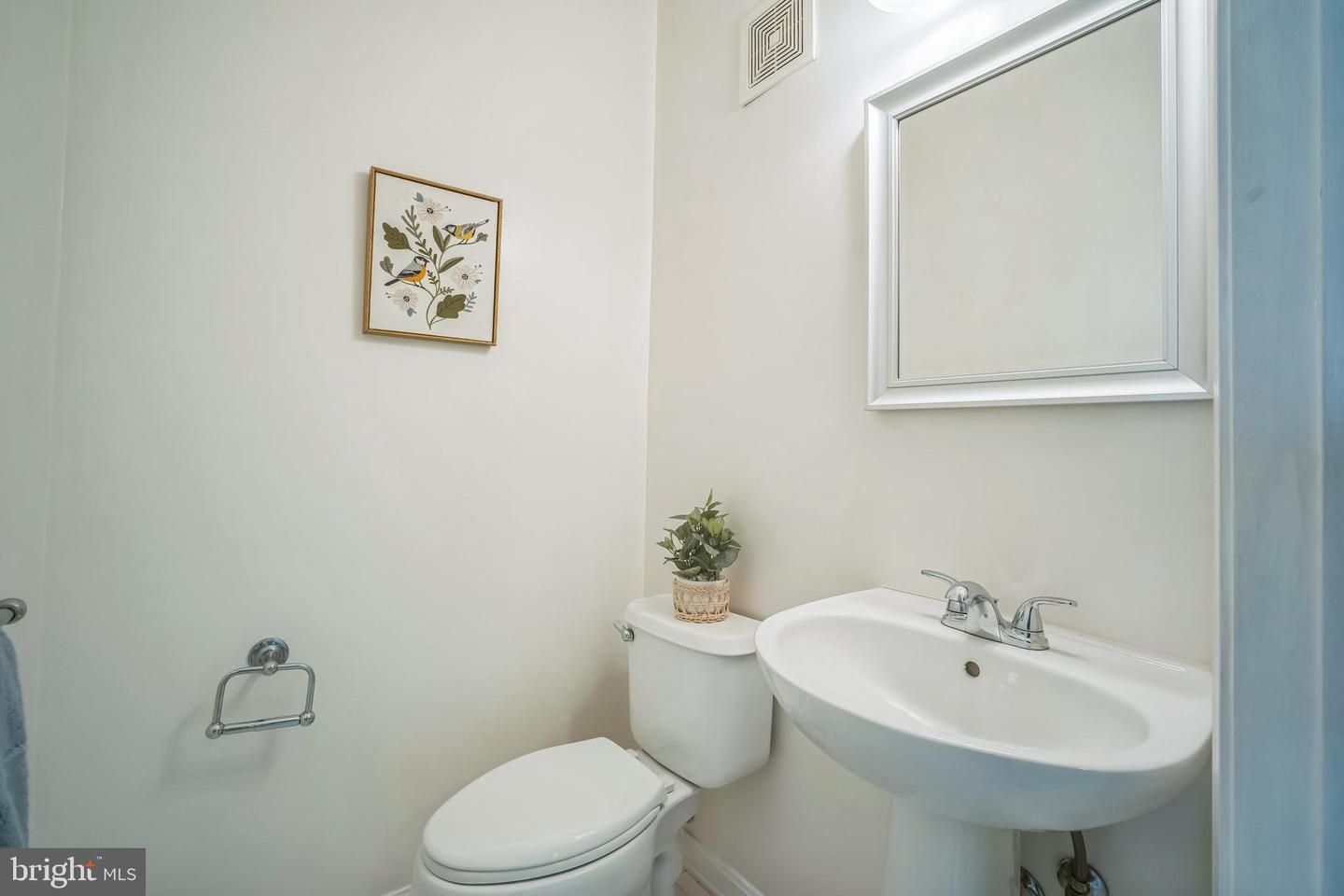 5932 KIMBERLY ANNE WAY, ALEXANDRIA, Virginia 22310, 2 Bedrooms Bedrooms, ,2 BathroomsBathrooms,Residential,For sale,5932 KIMBERLY ANNE WAY,VAFX2245814 MLS # VAFX2245814