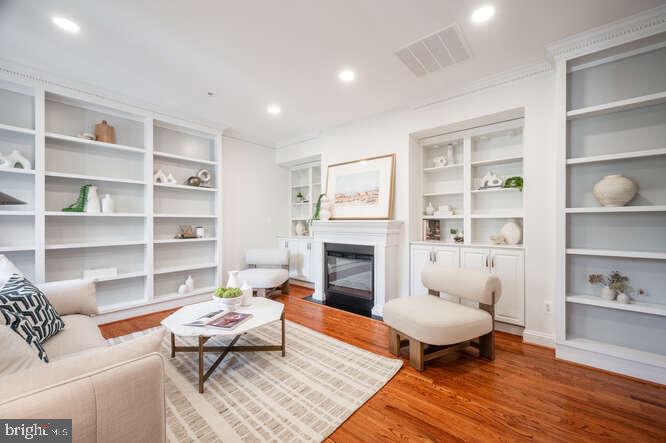 409 S HENRY ST, ALEXANDRIA, Virginia 22314, 3 Bedrooms Bedrooms, ,2 BathroomsBathrooms,Residential,For sale,409 S HENRY ST,VAAX2046456 MLS # VAAX2046456