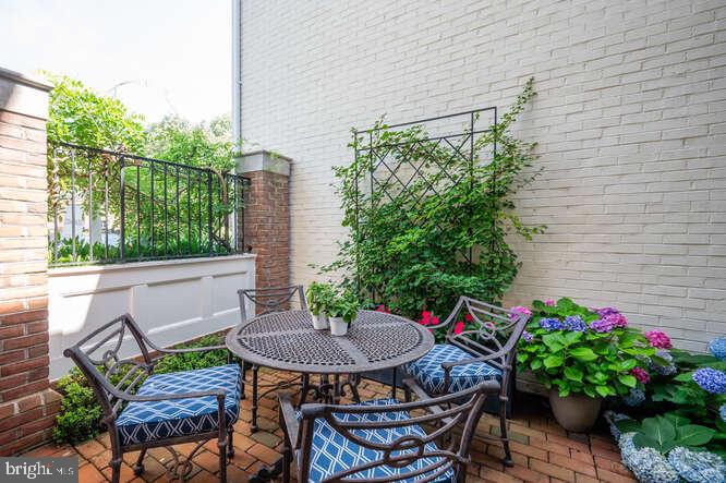 409 S HENRY ST, ALEXANDRIA, Virginia 22314, 3 Bedrooms Bedrooms, ,2 BathroomsBathrooms,Residential,For sale,409 S HENRY ST,VAAX2046456 MLS # VAAX2046456