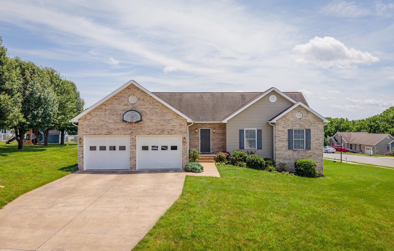 390 STONELEIGH DR, HARRISONBURG, Virginia 22801, 3 Bedrooms Bedrooms, ,3 BathroomsBathrooms,Residential,390 STONELEIGH DR,666049 MLS # 666049