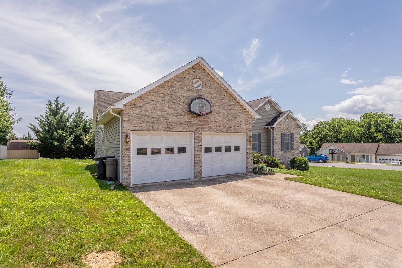 390 STONELEIGH DR, HARRISONBURG, Virginia 22801, 3 Bedrooms Bedrooms, ,3 BathroomsBathrooms,Residential,390 STONELEIGH DR,666049 MLS # 666049
