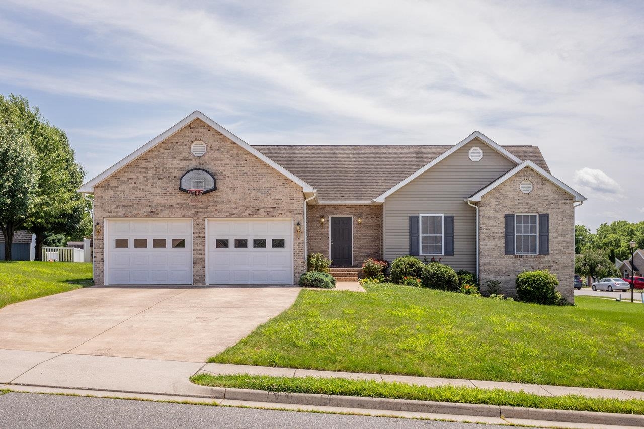390 STONELEIGH DR, HARRISONBURG, Virginia 22801, 3 Bedrooms Bedrooms, ,3 BathroomsBathrooms,Residential,390 STONELEIGH DR,666049 MLS # 666049