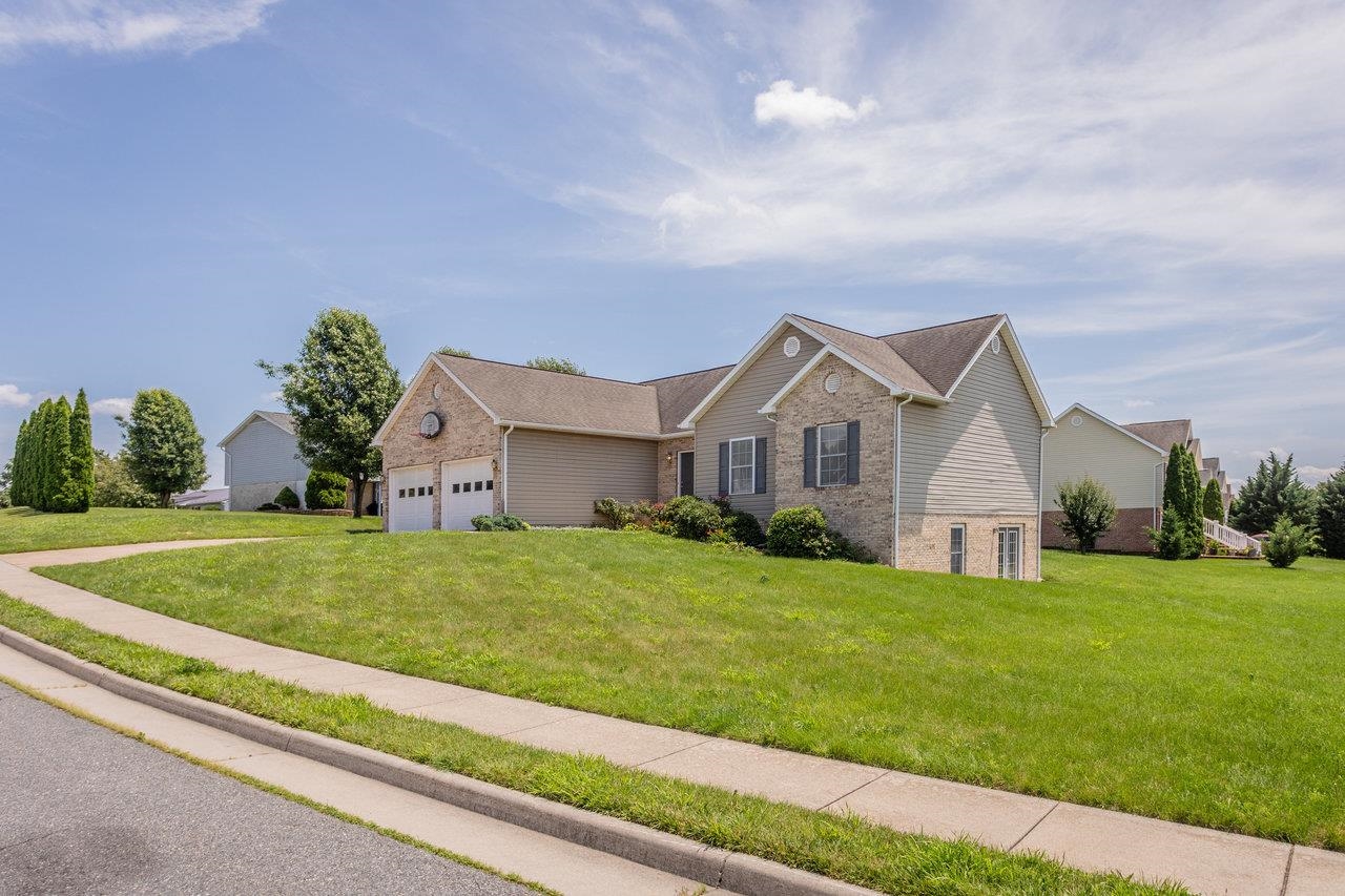 390 STONELEIGH DR, HARRISONBURG, Virginia 22801, 3 Bedrooms Bedrooms, ,3 BathroomsBathrooms,Residential,390 STONELEIGH DR,666049 MLS # 666049
