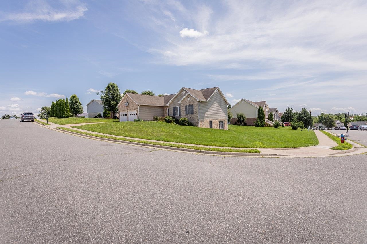 390 STONELEIGH DR, HARRISONBURG, Virginia 22801, 3 Bedrooms Bedrooms, ,3 BathroomsBathrooms,Residential,390 STONELEIGH DR,666049 MLS # 666049