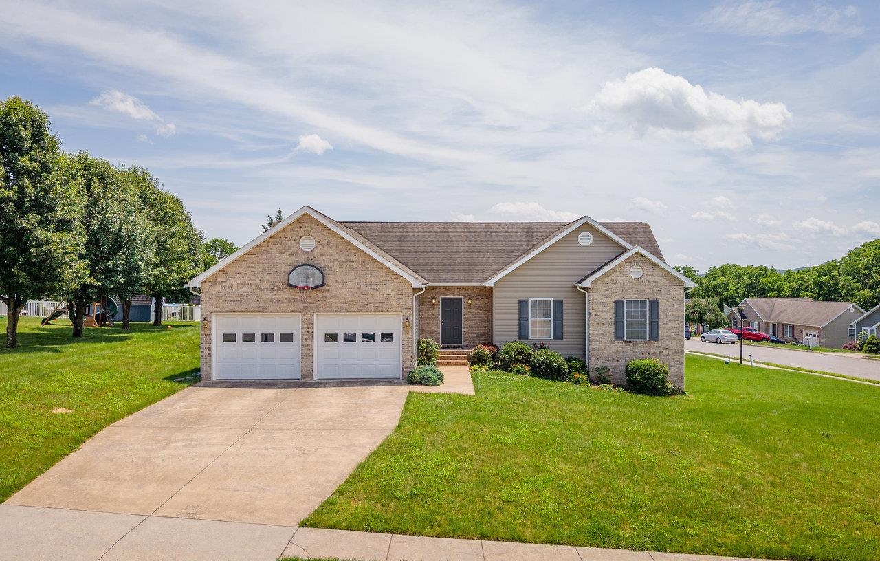 390 STONELEIGH DR, HARRISONBURG, Virginia 22801, 3 Bedrooms Bedrooms, ,3 BathroomsBathrooms,Residential,390 STONELEIGH DR,666049 MLS # 666049