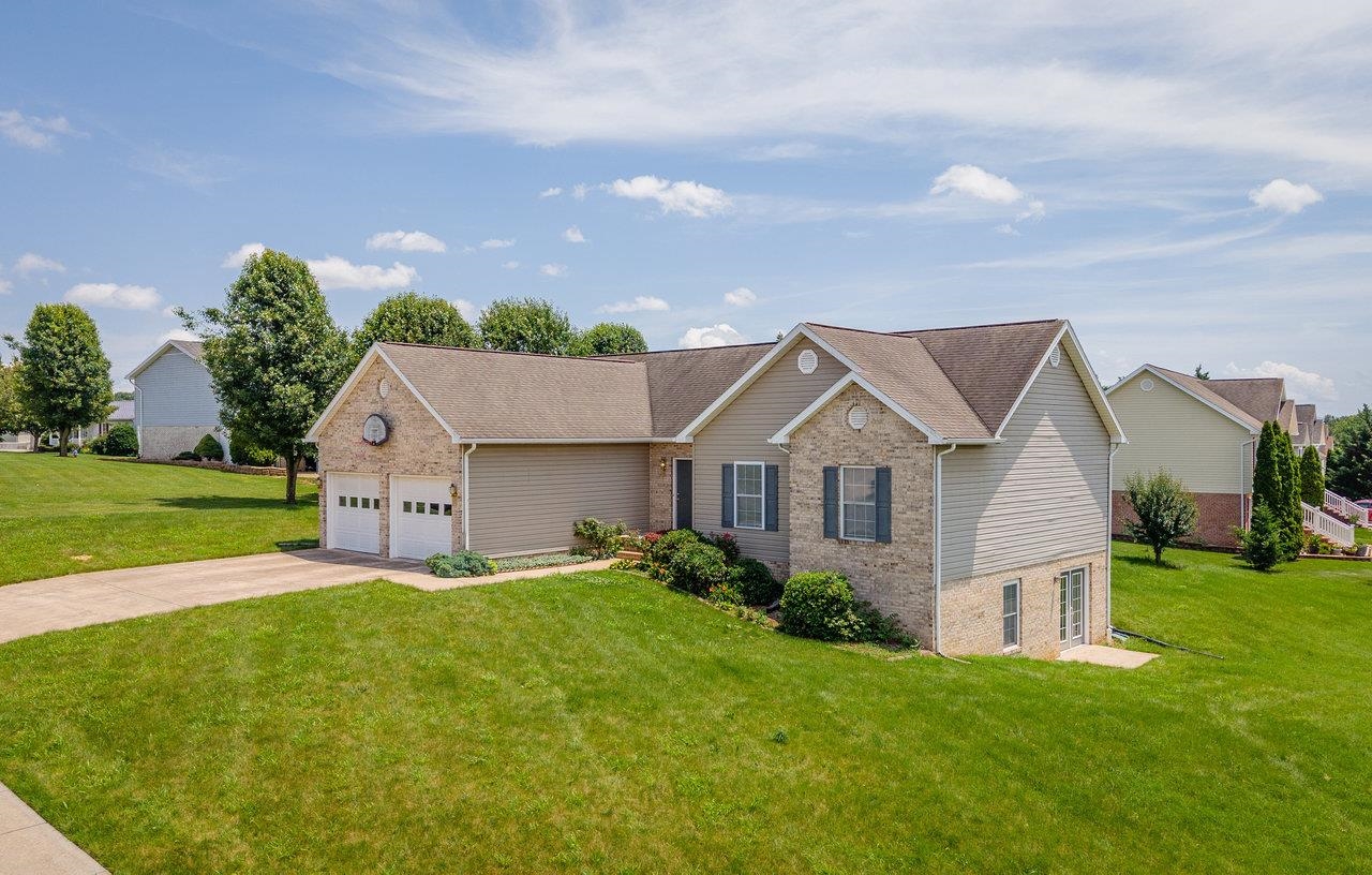 390 STONELEIGH DR, HARRISONBURG, Virginia 22801, 3 Bedrooms Bedrooms, ,3 BathroomsBathrooms,Residential,390 STONELEIGH DR,666049 MLS # 666049
