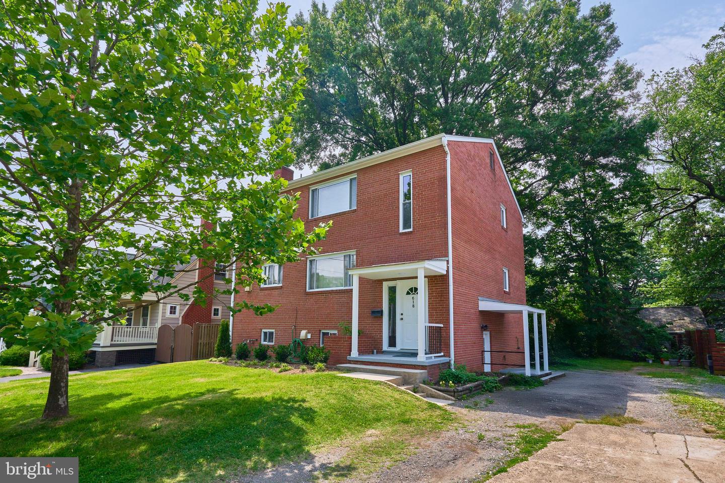 618 19TH ST S, ARLINGTON, Virginia 22202, 5 Bedrooms Bedrooms, 15 Rooms Rooms,3 BathroomsBathrooms,Residential,For sale,618 19TH ST S,VAAR2059772 MLS # VAAR2059772
