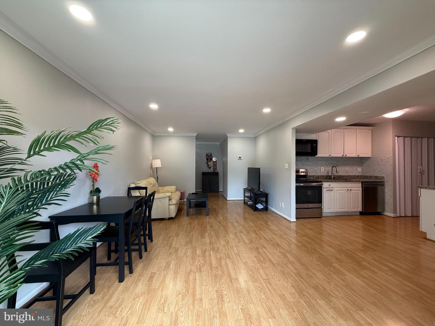 9711 KINGS CROWN CT #101, FAIRFAX, Virginia 22031, 2 Bedrooms Bedrooms, ,2 BathroomsBathrooms,Residential,For sale,9711 KINGS CROWN CT #101,VAFX2250108 MLS # VAFX2250108