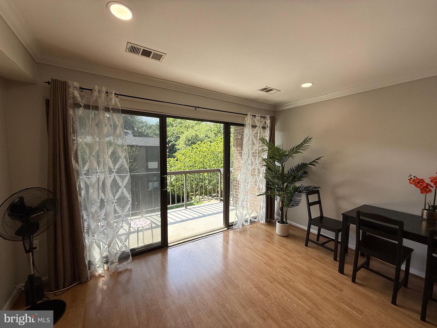 9711 KINGS CROWN CT #101, FAIRFAX, Virginia 22031, 2 Bedrooms Bedrooms, ,2 BathroomsBathrooms,Residential,For sale,9711 KINGS CROWN CT #101,VAFX2250108 MLS # VAFX2250108