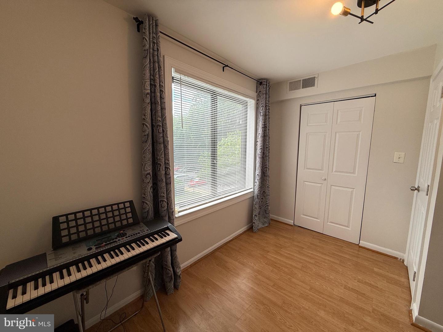 9711 KINGS CROWN CT #101, FAIRFAX, Virginia 22031, 2 Bedrooms Bedrooms, ,2 BathroomsBathrooms,Residential,For sale,9711 KINGS CROWN CT #101,VAFX2250108 MLS # VAFX2250108