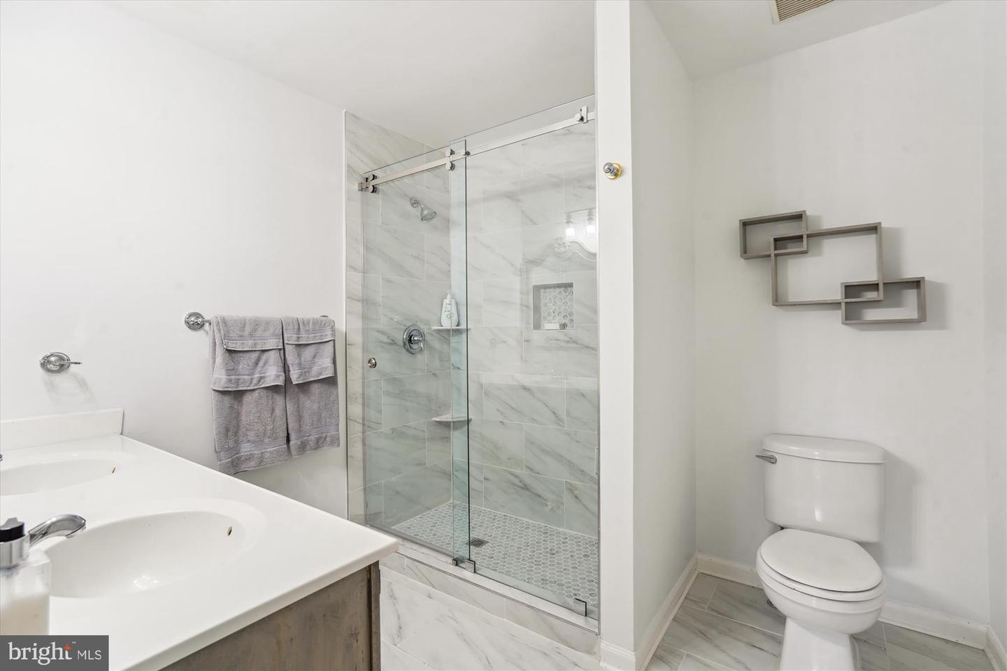 2915 CHAIN BRIDGE RD, OAKTON, Virginia 22124, 4 Bedrooms Bedrooms, ,3 BathroomsBathrooms,Residential,For sale,2915 CHAIN BRIDGE RD,VAFX2235472 MLS # VAFX2235472