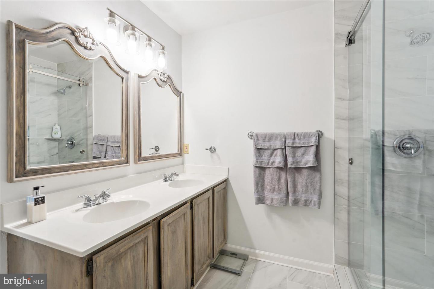 2915 CHAIN BRIDGE RD, OAKTON, Virginia 22124, 4 Bedrooms Bedrooms, ,3 BathroomsBathrooms,Residential,For sale,2915 CHAIN BRIDGE RD,VAFX2235472 MLS # VAFX2235472