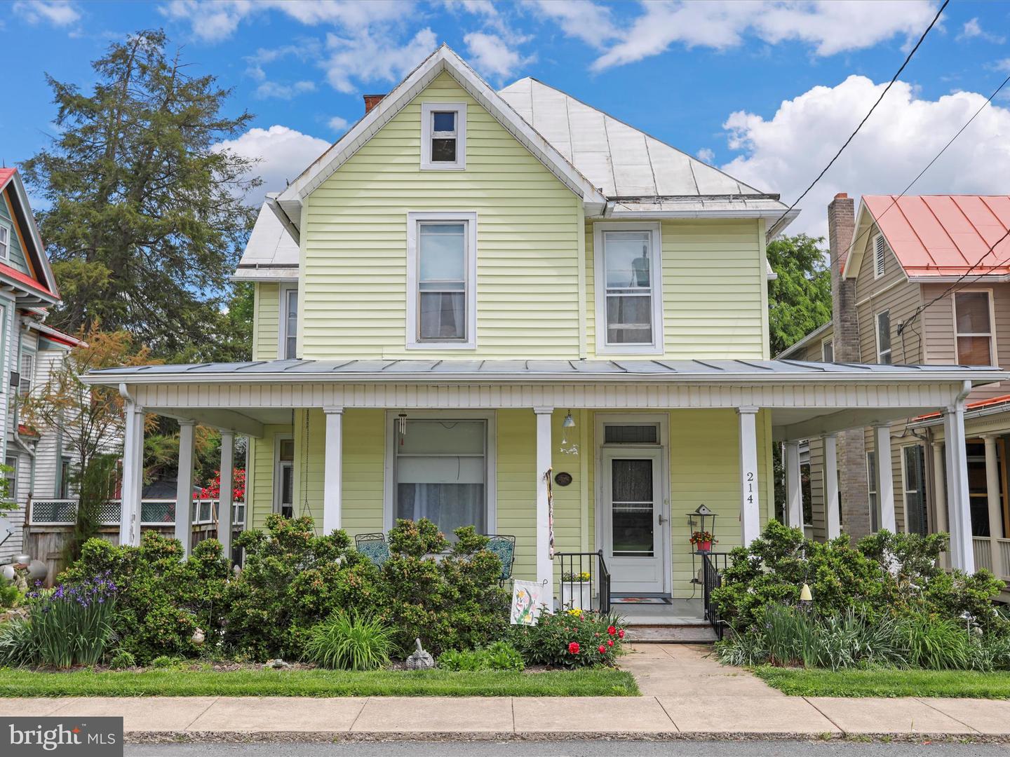 214 CENTER ST, EDINBURG, Virginia 22824, 4 Bedrooms Bedrooms, ,1 BathroomBathrooms,Residential,For sale,214 CENTER ST,VASH2011414 MLS # VASH2011414