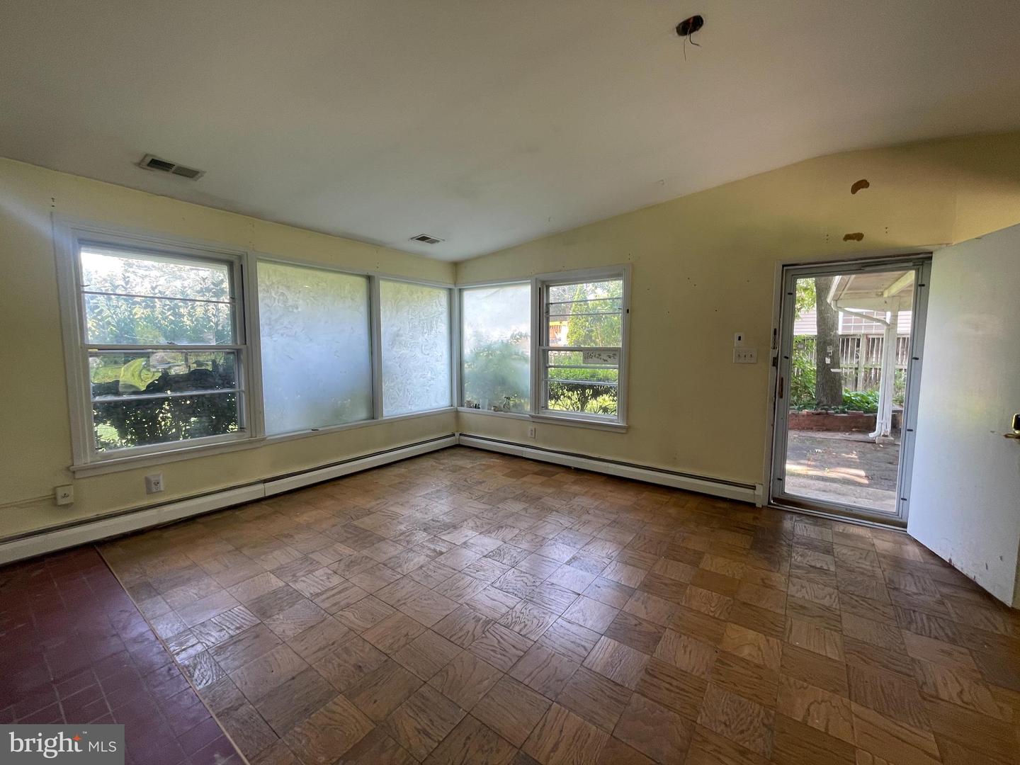 7101 ALGER RD, FALLS CHURCH, Virginia 22042, 3 Bedrooms Bedrooms, ,1 BathroomBathrooms,Residential,For sale,7101 ALGER RD,VAFX2250122 MLS # VAFX2250122