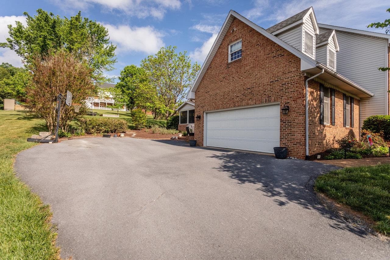 1381 BLUEWATER RD, ROCKINGHAM, Virginia 22801, 4 Bedrooms Bedrooms, ,3 BathroomsBathrooms,Residential,1381 BLUEWATER RD,666072 MLS # 666072