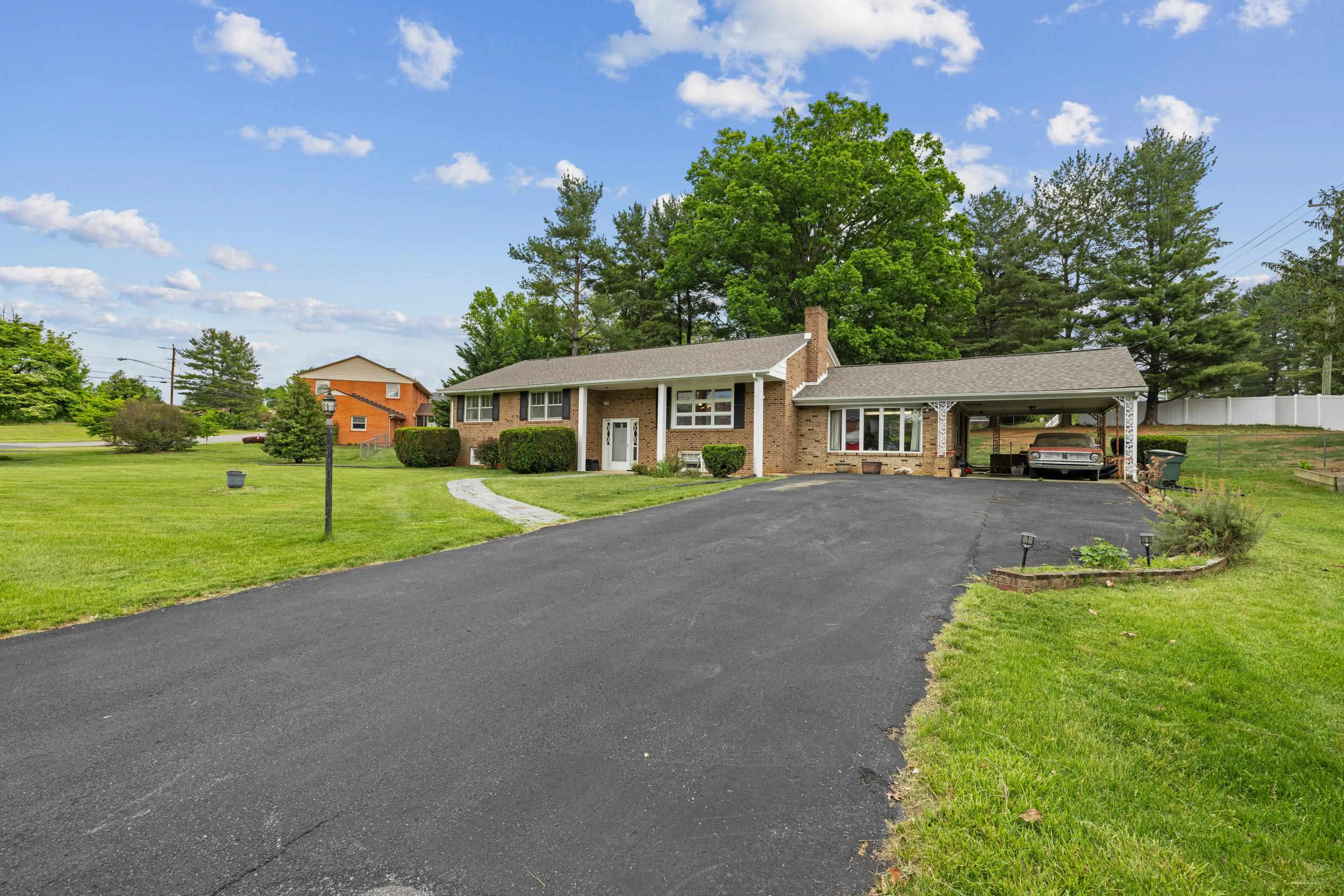 708 WOODSIDE LN, WAYNESBORO, Virginia 22980, 3 Bedrooms Bedrooms, ,2 BathroomsBathrooms,Residential,708 WOODSIDE LN,666074 MLS # 666074